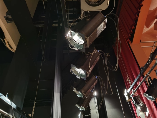 300W LED CRI95 éclairage de scène RGBALC 6 en 1 Auto Zoom Fresnel Spot Light avec système de gestion des couleurs